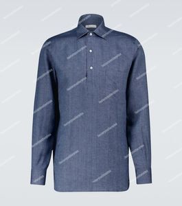 Polo da uomo di design Loro Piano a maniche lunghe con abbottonatura a tre bottoni e presenta un classico colletto sartoriale Top alla moda per l'autunno e la primavera