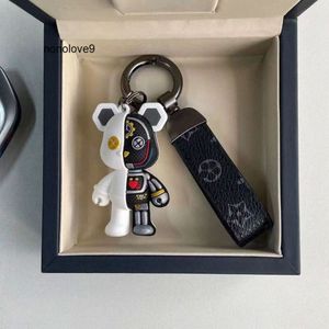 2024 New Keychain Keychain Car Luxurys Designers 키 체인 단색 모노그램 키 체인 베어 디자인 다목적 패션 레저 펜던트 키 링 클립 R9NE#