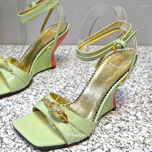 Sandaler kilar 2024 Summer Women Metal Buckle Decoration Walk Show High Heel Open Toe Ankel Strap Ladies Pumps