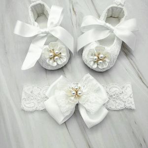 Ao ar livre dollbling batismo pérolas fita bebê menina sapatos batismo flor branca artesanal recém-nascido princesa infantil casamento antiderrapante berço