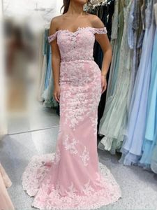 Elegante schulterfreie Meerjungfrau-Brautjungfernkleider, rosa Spitze, Perlenapplikationen, lange Ballkleider, formelle Abendkleider, maßgeschneidert