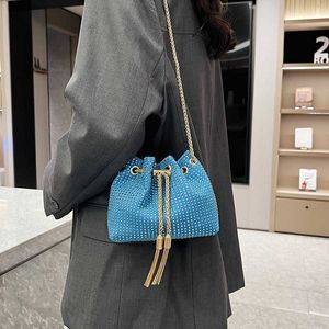 Umhängetaschen Die in diesem Jahr beliebte Strass-Handtasche 2024 Neue modische und vielseitige Quasten-Kettentasche mit trendiger Textur One-Shoulder-Crossbody 240427