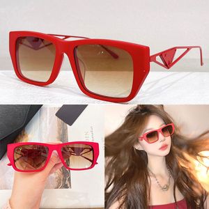 2024 Marca de moda feminina Sunclasses com logotipo triangular fibra de acetato vermelho armação grande pernas de metal moderno estilo de moda designer óculos de sol SPR26Y