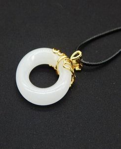 Natural Xinjiang Kunlun White Jade Quartz Rock Jade Peace Ring Pendant Inlaid Peace Circle Women039S tröja Chain1914847