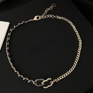 Högkvalitativ designer hängen halsband Crystal Pearl Letter Pendant Märke halsband kedjor män kvinnor 18k guld rostfritt stål design halsband bröllop smycken