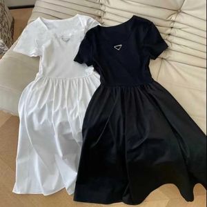 Grundläggande avslappnade klänningar Designer Kvinna Luxury Short Sleeve Kjol Triangle Outwear Clothing Summer Ball Gown Nylon med 100% Cotton SML Star1922
