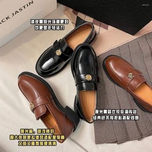 Sapatos de vestido senhoras com salto mocassim redondo dedo do pé slip-on arder escritório senhora há cintos e guarnição de metal é mulheres de couro macio