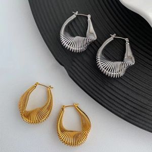 Einzigartige Metallgeometrie-Ohrringe von europäischen und amerikanischen Instagram-Damen 2024, neues trendiges und einzigartiges Design mit hochwertigen Goldohrringen