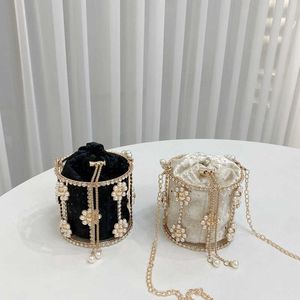 الأكياس المسائية French French Rhinestone Pearl حقيبة يد للنساء مع طرف راقي يشعر بالمعادن المجوفة خارج Bird Cage Bag Flower Laidaid Diamond Bag 240227