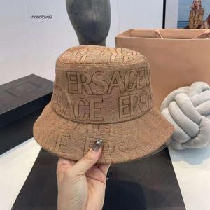 2024 Novo Designer Bucket Hat Marcas Chapéus Equipados Carta UV Sun Viseira Prevenir Bonnet Carta Design Moda Sunshade Cap Temperamento Versátil Chapéu Casal Desgaste de Viagem