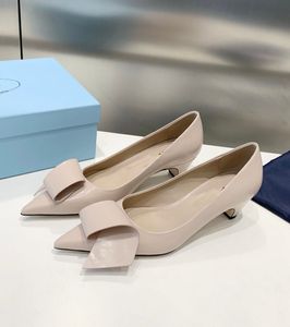 Topp sommar lyxiga kvinnors häl sandaler borstade läder slingback naken svart vit spetsig tå kattunge klackade lady city promenad eleganta pumpar höga klackar sko eu35-43 låda