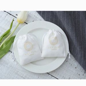 Gioielli 100 pezzi logo personalizzato bianco flanella velluto coulisse gioielli mini piccoli sacchetti regalo bomboniere per gli ospiti sacchetto di caramelle affari