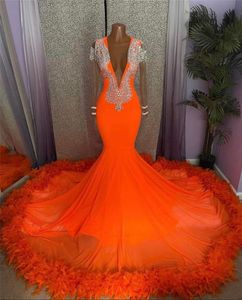 Burnt Orange Prom Dresses Sexig Deep V Neck Sheer långa ärmar Applikationer Pärlor Kvällsklänningar sjöjungfjäder Formella festklänningar för afrikanska svarta flickor BC15367