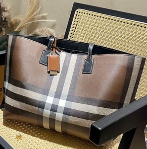 2024 Luxury shoppingväskor Kvinnor Totes Handväska Designer 10a Top Bag Fashion Letter Printing Classic Shoulder Bag med liten hänge stor kapacitet