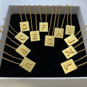 Goldene quadratische Buchstaben-Halskette, Paar-Halskette, Designer für Frauen, Valentinstagsgeschenk, Designer-Schmuck.26 Buchstaben Bei der Bestellung füllen Sie bitte die Notizbuchstaben aus.