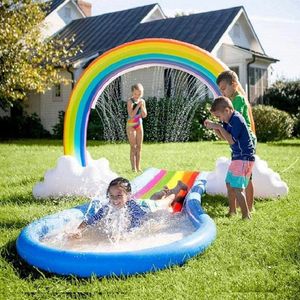 Utomhus Lawn Beach Sea Uppblåsbar Rainbow Arch Water Spray Kids Sprinkler Lekleksaker Luftmadrens Summer Pool 240223