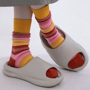 Kadın SOCKS Sonbahar Kış Modası Kadın İçbükey Dışbükey Üç Boyutlu Şeritler Renkli Pamuklu Orta Tüp Yumuşak Spor Gündelik Sox