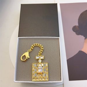 Luksusowy kluczowy łańcuch mody Złoty wisiorek projektant Diamond Plackain Square Kobiety Mężczyźni Keyring Street Dżentelmen Stylowe kryształowe breki Blaki