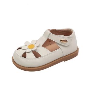 2024 Summer Kids Sandals for Girls Leather Cuts-Out Children Sandaler Söta blommor Soft Sole Fashion Toddler Baby Shoes 240219