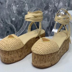 Virka kilsandaler färg naturlig raffia effekt garn övre med nappa läder ankel snören emaljerad metall triangel logo romersk designer plattform sandal