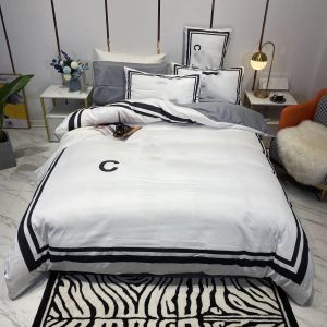 Weiße schwarze Modedesigner-Bettwäsche-Sets, luxuriöser Bettbezug, King-Size-Bett, Bettlaken, Kissenbezüge, Designer-Bettdecken-Set