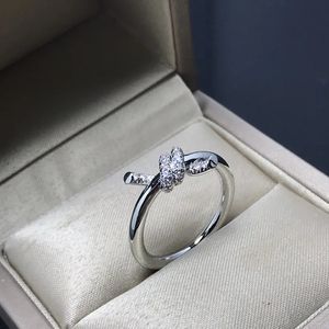 Lyxdesigner knut diamanter ringer män och kvinnor 925 sterling silver ringar mode klassisk stil med diamanter gåvor för förlovning födelsedagsfest smycken bra trevligt