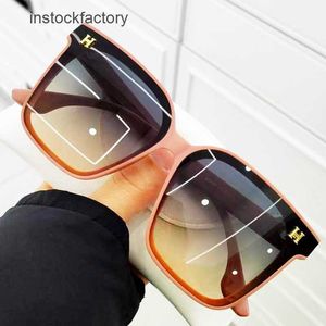 Original 1to1 2024 New Large Frame Glasses Womens Fashion Black Super Sunglasses Mens Romantic French Version H Home Versatile Sunshade 9N29