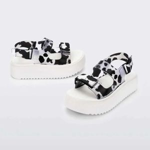 Sandaler 2023 Melissa Vuxen Muffin Tjock Soled Shoes Retro Womens Sports Cow Print Casual Beach Shoe Ladies Non-Slip Jelly Sandaler MN073 J240228