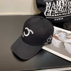 القبعة المصممة الفاخرة ذات اللون الصلب monogramblemed Cap Cap Shade Dasual Baseball Cap عالية الجودة قبعات أزياء أسود أبيض