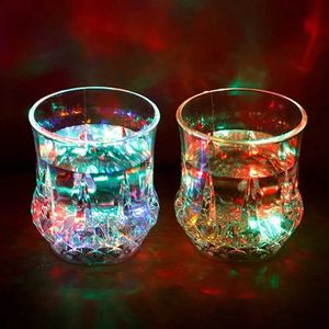 Muggar Creative Light Up LED Cups Automatisk blinkande Drinking Cup Mugs Color Changing Beer Whisky Glass Cup för Bar Club Party SuppliesL2402