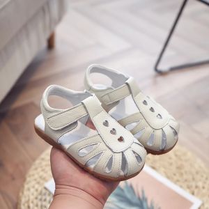 Sneakers Sandq Baby Girls Sandals äkta läder Vita sommarvandrarskor Stängt tå hjärtutskurna barn toddler 12.318.3 Intersula Ny