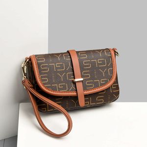 Medelålders äldre kvinnors axel 2024 Ny koreansk version trendig och fashionabla små fyrkantiga minimalistiska tryckta bokstäver crossbody väska 75% fabrik grossist