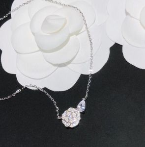 Lyxdesigner smycken kvinnliga halsband hängar kamelia precieux diamant blomma dubbel bokstäver c mode med original box sterl2235739