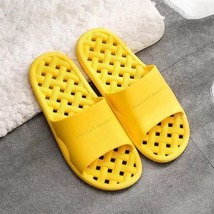 2024 Erkek Kadın Tasarımcı Terlik Eva Moda Flate Plaj Ayakkabı Delikleri Banyo Ev Havuz Sandalet Katırları Sandal Konfor Sandles