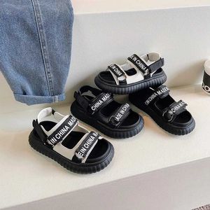 Sandalen Jungen Sandalen Kinder Fashion Edition Offene Spitze 2023 Neue weiche atmungsaktive einfache Anti-Rutsch-weiche Freizeit-Strandschuhplattform für Kinder J240228