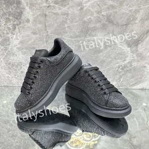 Luxurys Designers Scarpe da ginnastica da corsa Sneakers oversize Scarpe da uomo Scarpe da ginnastica in velluto Sneaker in pelle Scarpe da ginnastica con plateau da donna Scarpe stringate maggiorate xsd230431