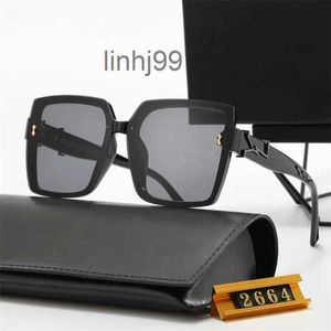 Okulary przeciwsłoneczne Designer Designer Mężczyzna pełna ramka klasyczna litera na plażę okulary okulary wysokiej jakości okulary przeciwsłoneczne z Boxo061A440