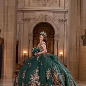 Emerald Green Quinceanera-klänningar för 16 tjej V-ringning från axelguldapplikationer pärlor prinsessor bollklänningar födelsedag prom klänning vestidos de de