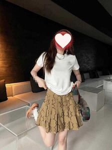 Дизайнерское платье из двух частей 24 Женская футболка с коротким рукавом и цветочным карманом с надписью Повседневный комплект в сочетании с шортами Модно и элегантно 216 DH93