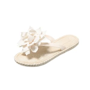 Summer Slippers Designer för kvinnor Fashion Flower Slide Shaped Flip Flops Non Slip Soft Sules Beach Vacations Sandaler Womens Flat Slides Gai Outdoor Shoes