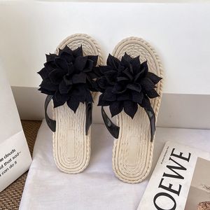 Sommerhausschuhe Designer für Frauen Mode Blumenrutsche Weiß geformte Flip-Flops rutschfeste weiche Sohlen Strandurlaub Sandalen Damen flache Rutschen GAI Outdoor-Schuhe