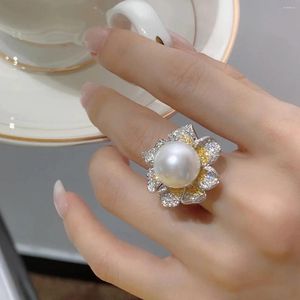 Bröllopsringar Lyxig silverfärg Blomma Imitate Pearl för kvinnor Elegant Charm Crystal Engagement Ring Brud Smycken