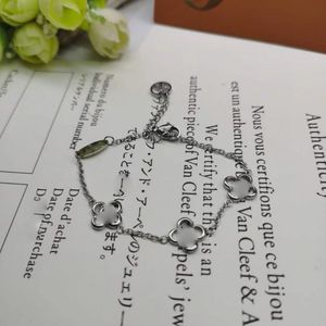 Bracciale di design bracciale braccialetti di lusso vendita calda moda semplice scavato braccialetto di erba fortunata braccialetto di design di nicchia leggero di lusso gioielli fidanzata