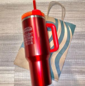 Stock mit 1:1-LOGO Winterrosa Roter Feiertag THE QUENCHER H2.0 Cosmo Pink Parade TUMBLER 40 OZ ICED-Becher 304 Schluck Weinbecher Gift Target Red-Wasserflaschen 31