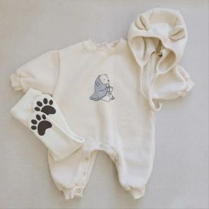 Jackor 2022 Autumn New Baby Boy Romper Söt björntryck Jumpsuit för spädbarnsflickor Kläder mode småbarn långärmad onesie + hatt