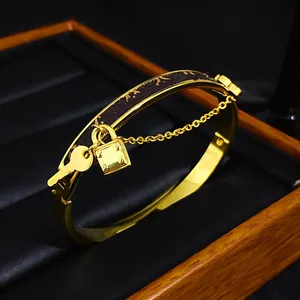 Novo estilo pulseiras mulheres pulseira designer carta jóias de couro falso 18k banhado a ouro aço inoxidável pulseira manguito moda jóias acessórios