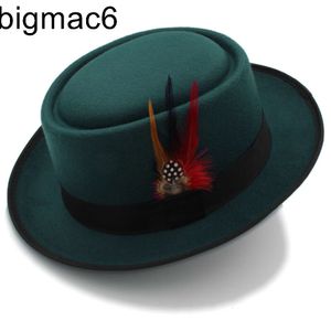 Ampla borda chapéus balde chapéus moda mulheres homens torta de porco chapéu pai lã plana fedora chapéu senhora cavalheiro jogador panamá chapéu trilby com pena de moda tamanho 58cm 230316