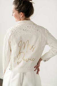 Jaqueta jeans branca personalizada com pérolas para noivas, jaquetas para despedida de solteira, chá de casamento, casacos personalizados 240221