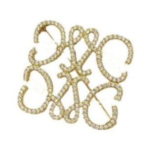 高品質のダイヤモンドピンブローチラグジュアリーデザイナージュエリーフォー女性用ゴールドシルバーレターブローチメンズクラシックブランド豊富なスーツドレスオーナメント