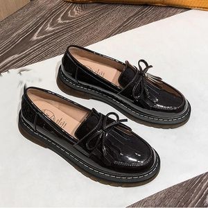 Casual Schuhe Plus Größe 35-43 Bogen-knoten Quaste Oxfords Frau Wohnungen Dicke Heels Faulenzer Lackiertem Leder Fringe kleine Frauen 2024